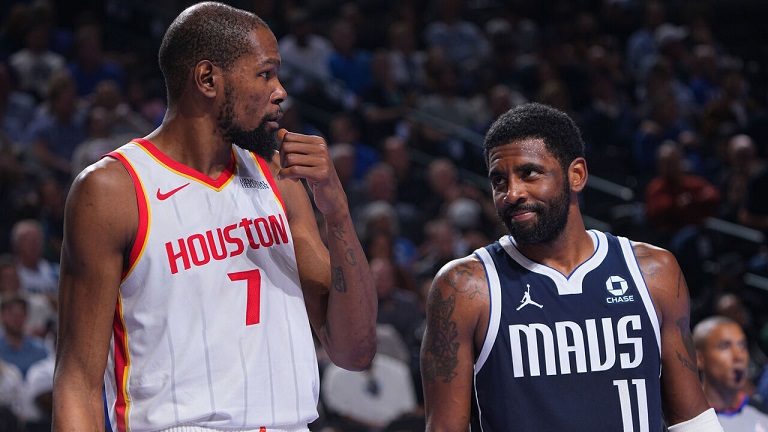 Kevin Durant y Kyrie Irving comparten la cancha una vez más